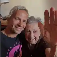 99 години на баба Део: Шокиращи пожелания от звездите!