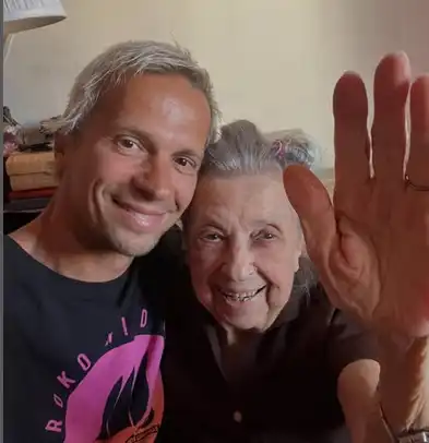 99 години на баба Део: Шокиращи пожелания от звездите!