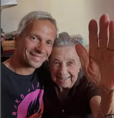 99 години на баба Део: Шокиращи пожелания от звездите!