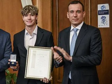 Бабата на Никола Цолов - тайният му съюзник в матурата!