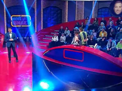 Шок и смях: Явор Бахаров падна от стола в ефир!