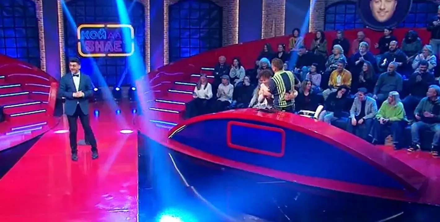 Шок и смях: Явор Бахаров падна от стола в ефир!