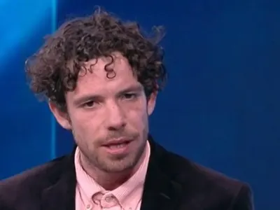 Шок и смях: Явор Бахаров падна от стола в ефир!
