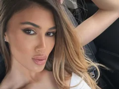 Бившата на Елвиса заведе кучето си на море