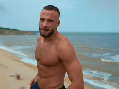 Бившият на Мария Бакалова си подсвирква бос по асфалта