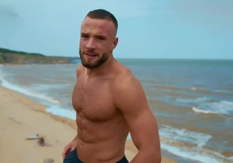 Бившият на Мария Бакалова си подсвирква бос по асфалта