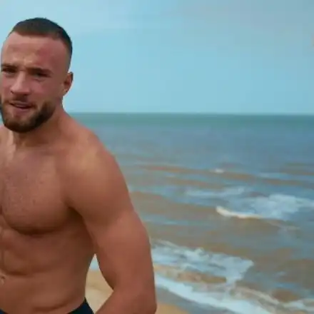 Бившият на Мария Бакалова си подсвирква бос по асфалта