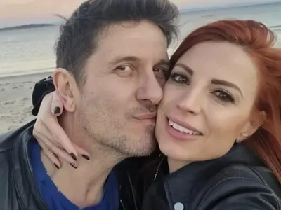 Блатечки лъсна без дрехи със свой колега! Жена му ще го застреля