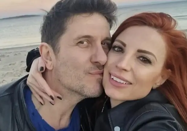 Блатечки лъсна без дрехи със свой колега! Жена му ще го застреля