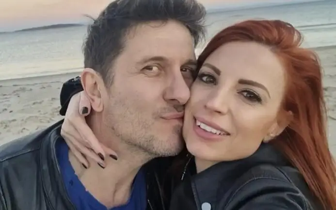 Блатечки лъсна без дрехи със свой колега! Жена му ще го застреля