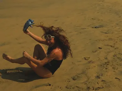 Божана Кацарова полудя на плажа (Снимки)