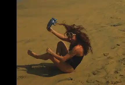 Божана Кацарова полудя на плажа (Снимки)