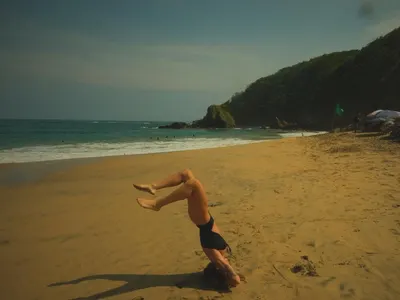 Божана Кацарова полудя на плажа (Снимки)