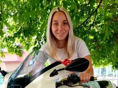 Емили Тротинетката напуска България заради гаврите!