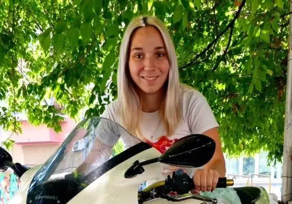 Емили Тротинетката напуска България заради гаврите!