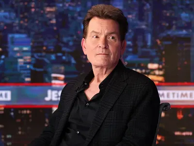 Чарли Шийн хваща ХИВ от семето на мъж! Актьорът от години крие как е бил на колене и...