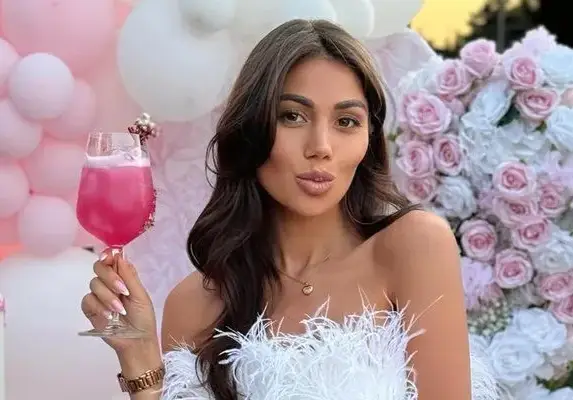 Даниела Рупецова в чат с последователи: Не е редно мъжът да плаща всичко – ЗАДЪЛЖИТЕЛНО Е!! (ВИЖ ОЩЕ)