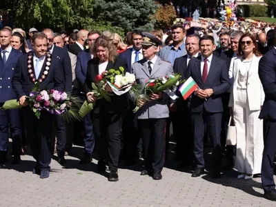 Депутати от ПГ на ДПС-НОВО НАЧАЛО почетоха Деня на Независимостта във Велико Търново