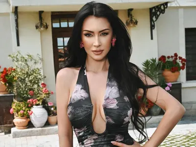 Джена взриви София с шокиращ тоалет на червения килим!