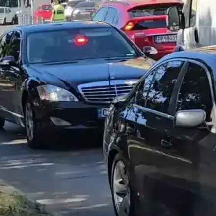 Шокиращ скандал: Радев с брутален кортеж въпреки новите ограничения!