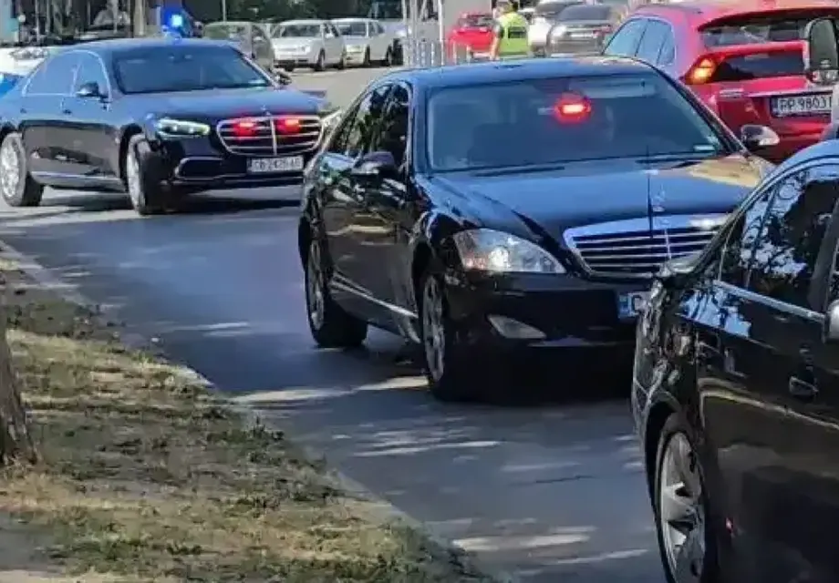 Шокиращ скандал: Радев с брутален кортеж въпреки новите ограничения!