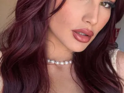 Ергенката Мика става и ляга с букет