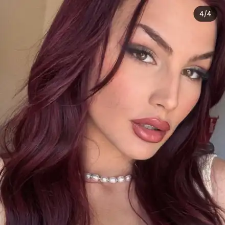 Ергенката Мика става и ляга с букет