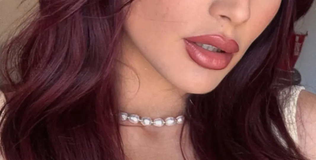 Ергенката Мика става и ляга с букет