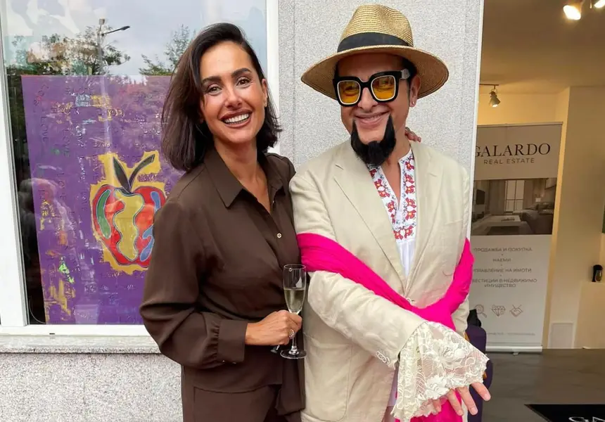 Шок! Евгени Минчев сам окачи картините си в Пловдив!