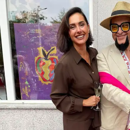 Шок! Евгени Минчев сам окачи картините си в Пловдив!