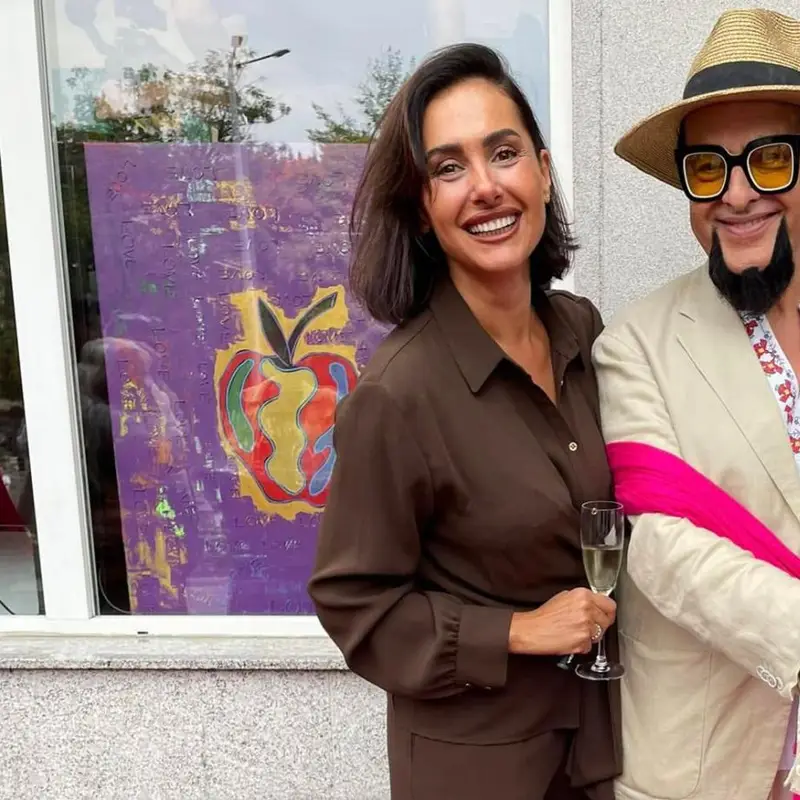 Шок! Евгени Минчев сам окачи картините си в Пловдив!