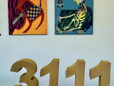 Шок! Евгени Минчев сам окачи картините си в Пловдив!