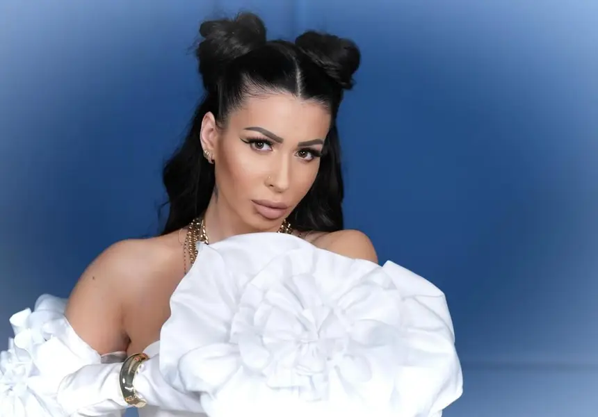 Шок! Фолк певица се бори за Мис Силикон с тату модели!