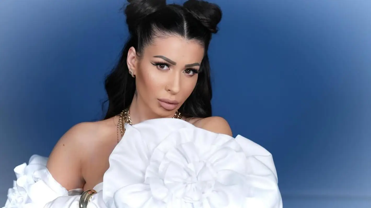 Шок! Фолк певица се бори за Мис Силикон с тату модели!