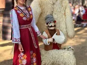 Фолклорен трилър в Жеравна! : Попиляха Рупецова: Майкъл Джексън в носия