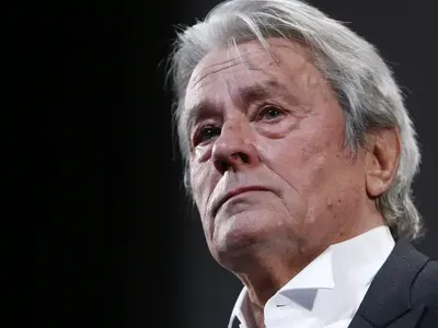 Френската икона Ален Делон се обръща в гроба: Синовете посегнаха на последната му воля!