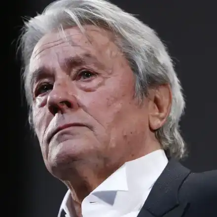 Френската икона Ален Делон се обръща в гроба: Синовете посегнаха на последната му воля!