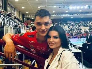 Шок! Гаджето на Алекс Николов е двойничка на Емили Ратайковски!