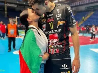 Шок! Гаджето на Алекс Николов е двойничка на Емили Ратайковски!