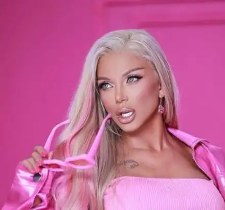 Емануела шокира с разголено участие в София!