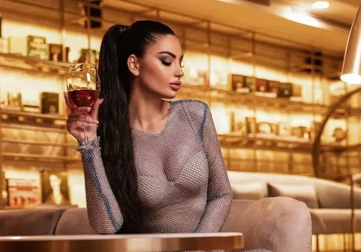 КАКВО ПРАВИ?! Миска с неприлични пози в залата! (ФОТО)