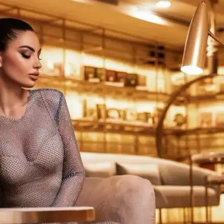 КАКВО ПРАВИ?! Миска с неприлични пози в залата! (ФОТО)