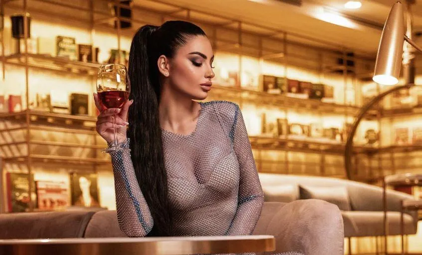 КАКВО ПРАВИ?! Миска с неприлични пози в залата! (ФОТО)