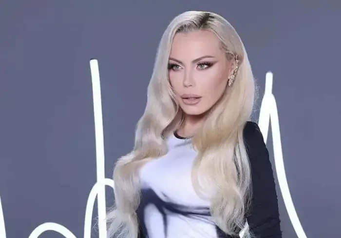 Камелия изскочи с минижуп на 54 (Снимки ТРЕПАЧ)