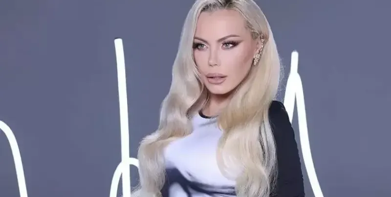 Камелия изскочи с минижуп на 54 (Снимки ТРЕПАЧ)