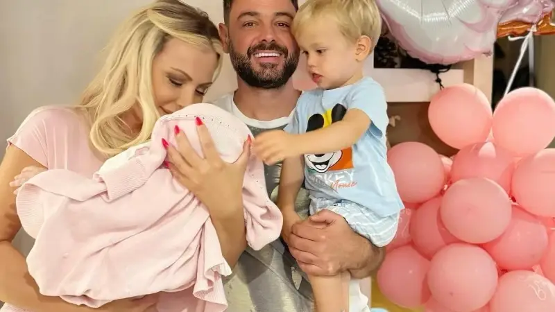 Камелия се сдоби с още едно бебе от сурогатна майка