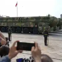 Шок! Китай демонстрира смразяващи оръжия на грандиозен парад