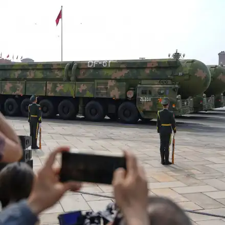 Шок! Китай демонстрира смразяващи оръжия на грандиозен парад