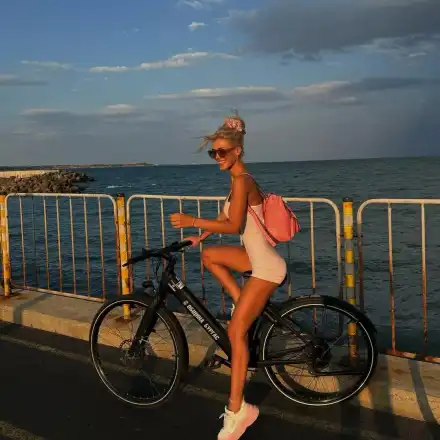 Лидия в секси екип шокира с колоездене в София!