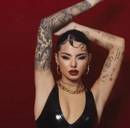 Шок! Мускуляга пробива ухото на секси ергенка Валерия!